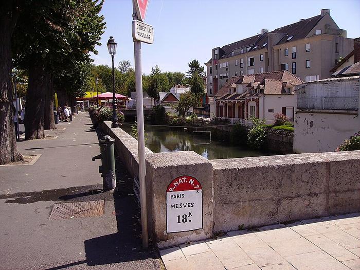 Cosne-Cours-sur-Loire - Immobilier - CENTURY 21 Agence Ducreux -  Borne kilométrique RN 7 peinte Mesves-sur-Loire se trouve à 18 km